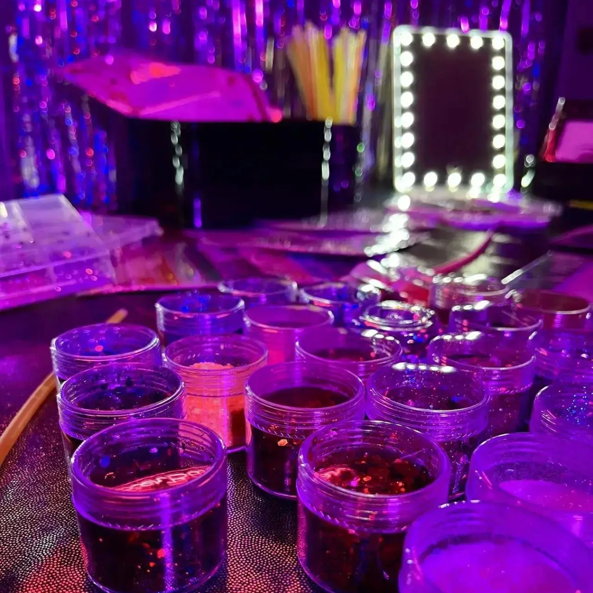 Qué es un Glitter Bar: La Tendencia de Maquillaje con Purpurina que Triunfa en Eventos