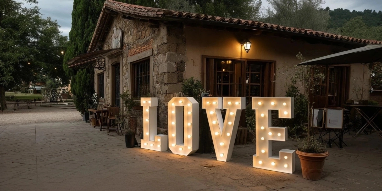 Letras Luminosas LOVE: Un Toque Mágico y Significativo para tu Boda