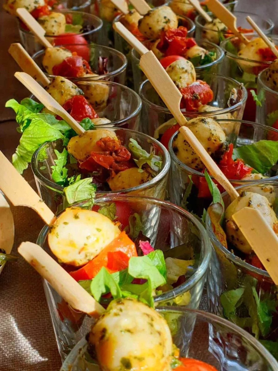 Menú vegetariano elegante para bodas con opciones variadas y presentación cuidada