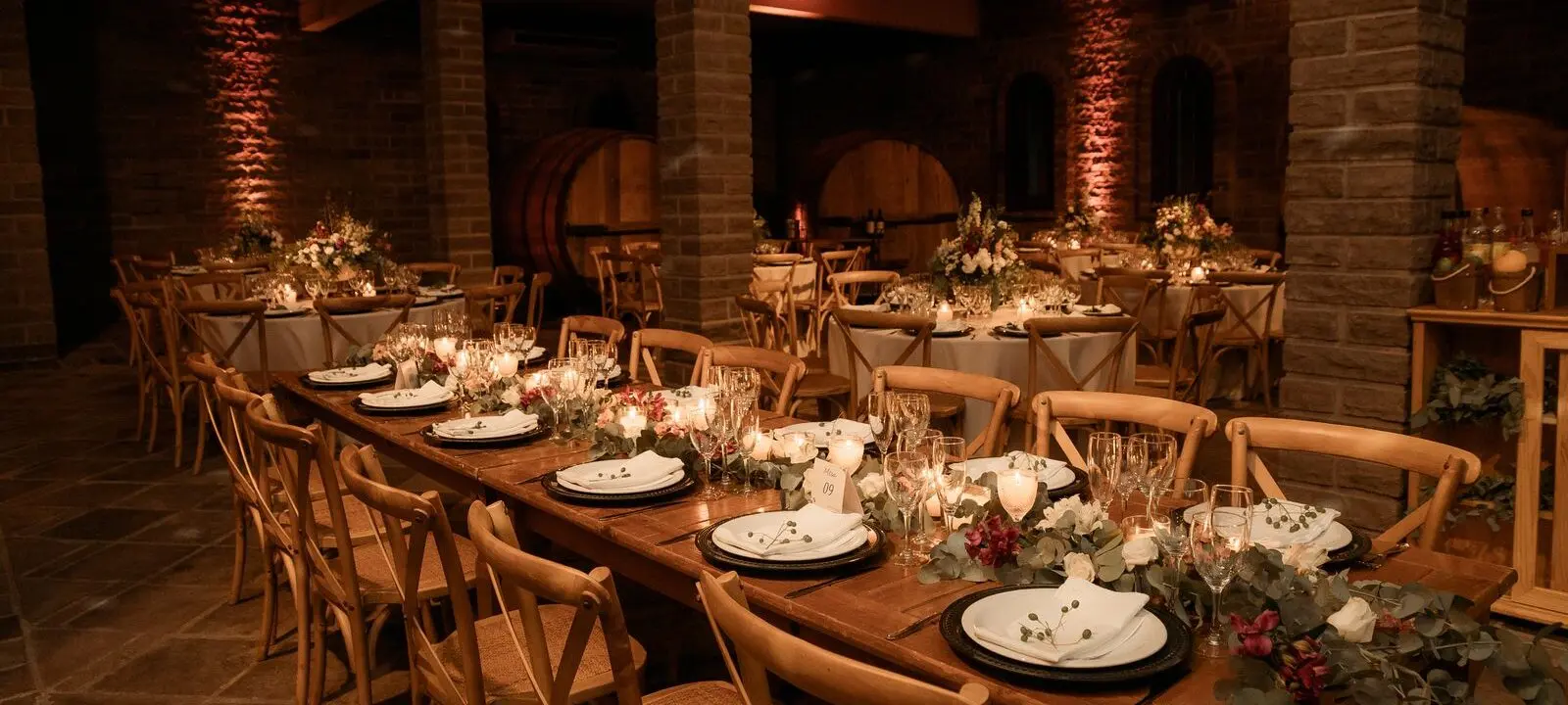 webs_de_boda - Banquete de boda en Galicia con las mesas puestas y velas encendidas | IN LOVE Bodas y eventos en Vigo, Galicia