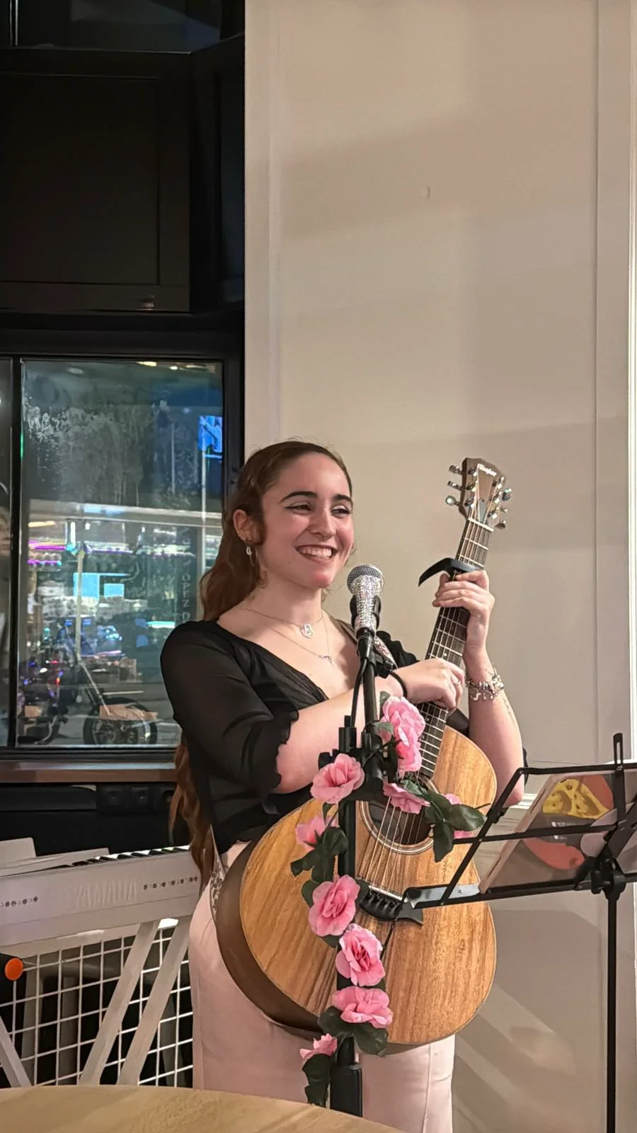Naro cantante solista de Vigo con guitarra en evento